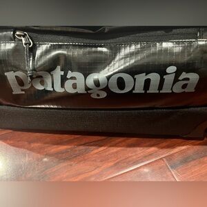 Patagonia 40L black hole rolling bag